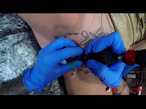 ❤️ Extremely tattooed hottie Sully Savage got a tattoo on her clitoris ❤️❌ Hard porn at en-us.mouthporn.ru
